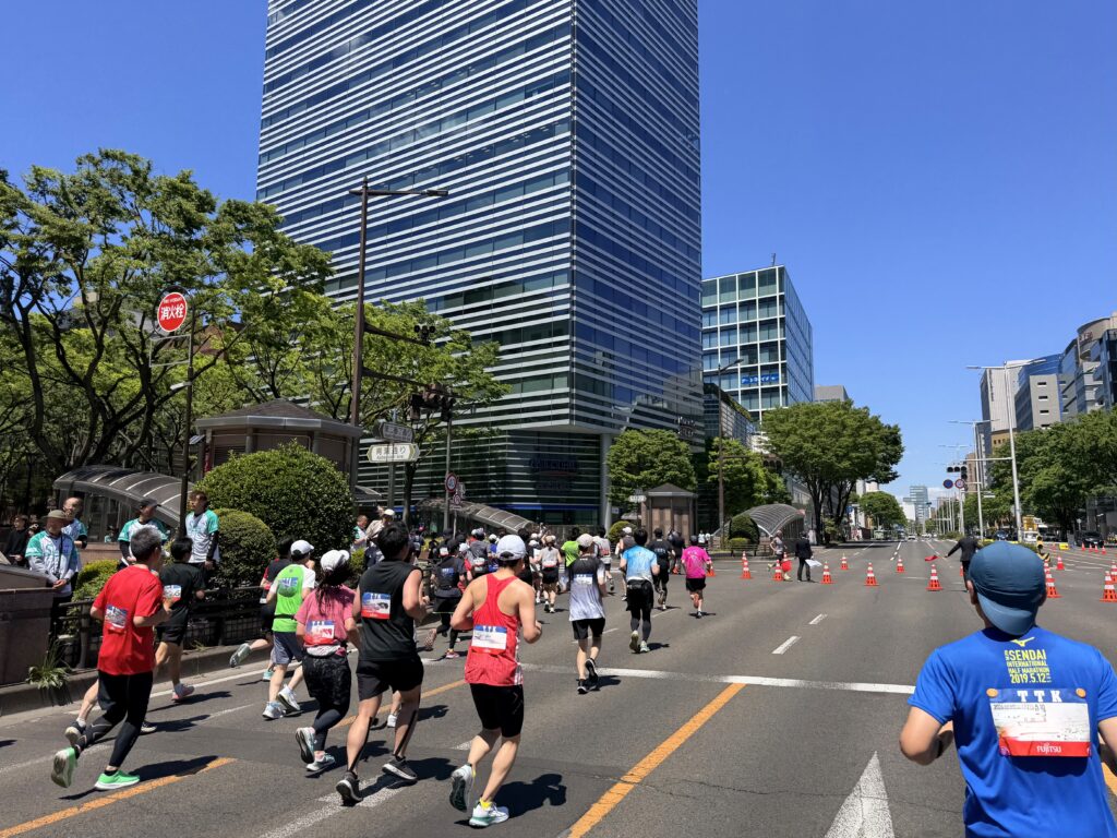 仙台国際ハーフマラソン 東二番町通りから青葉通りへ
