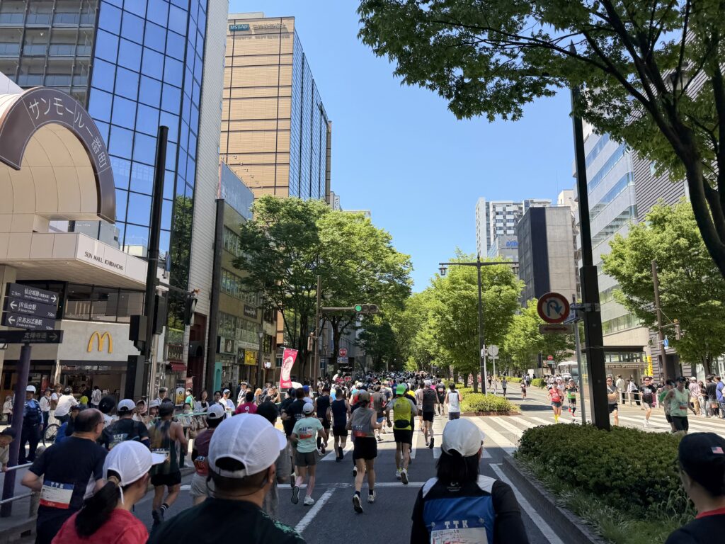 仙台国際ハーフマラソン 青葉通り サンモール一番町を通過