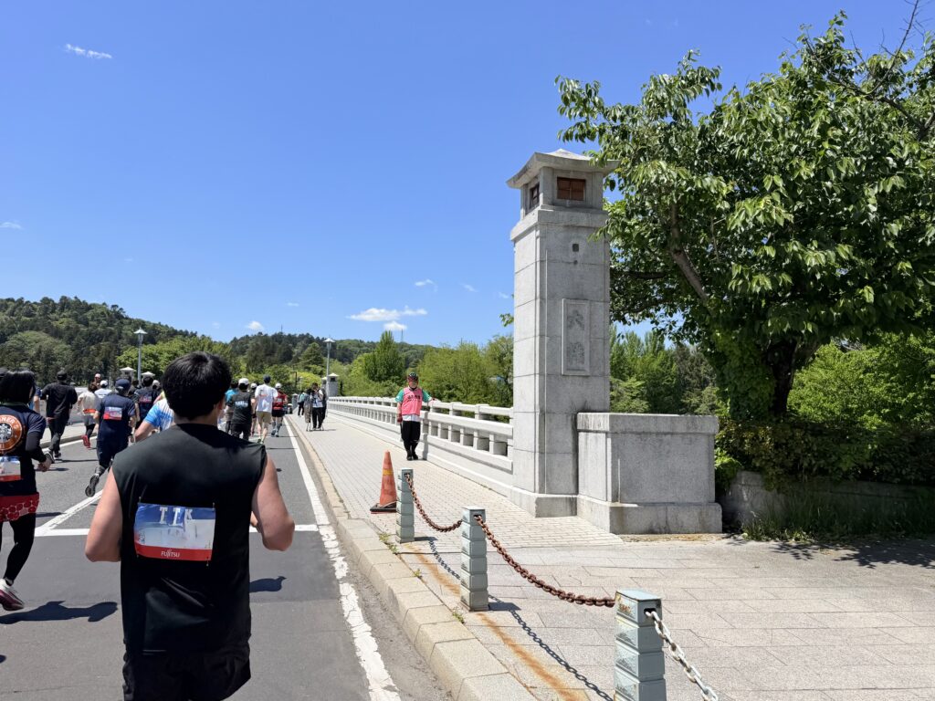 仙台国際ハーフマラソン 広瀬川の大橋を渡る