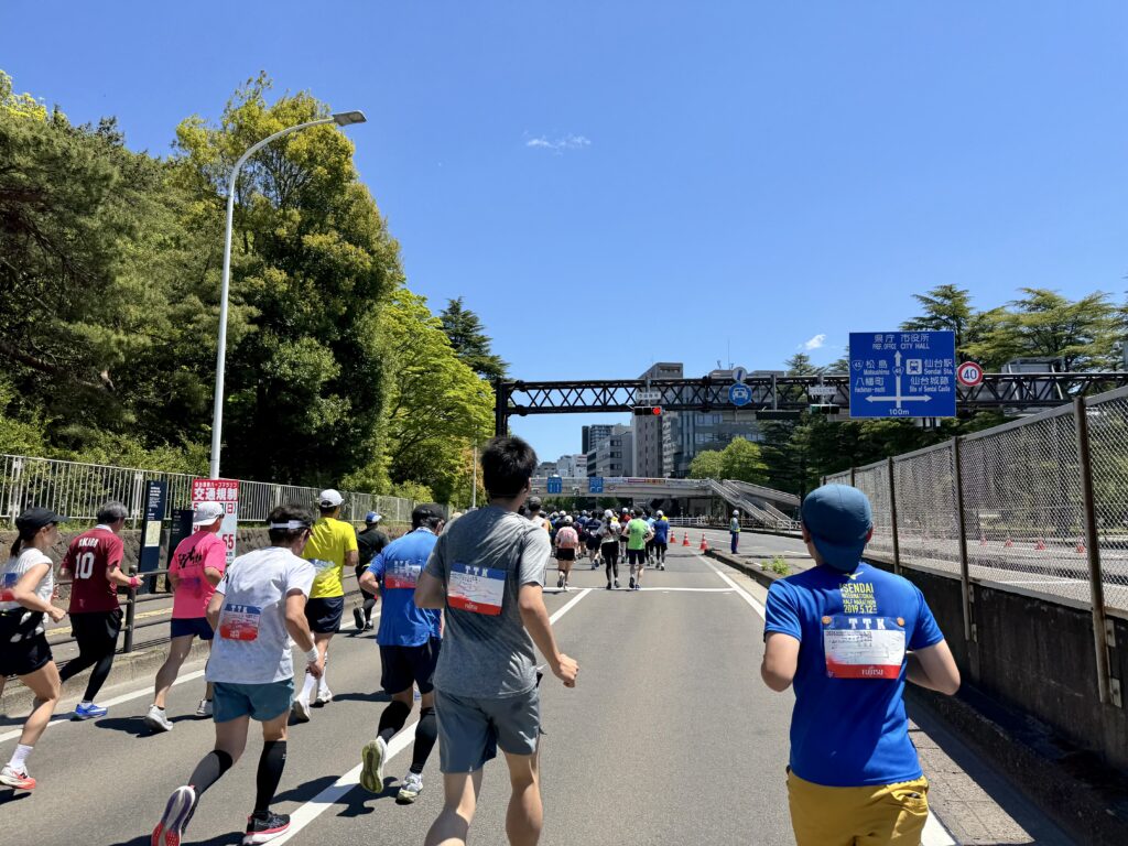 仙台国際ハーフマラソン 仲の瀬橋を通過