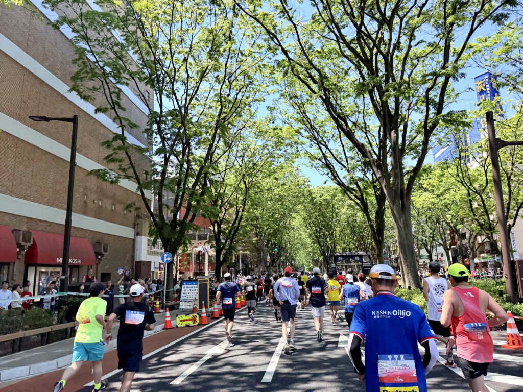 仙台国際ハーフマラソン 仙台三越前を通過