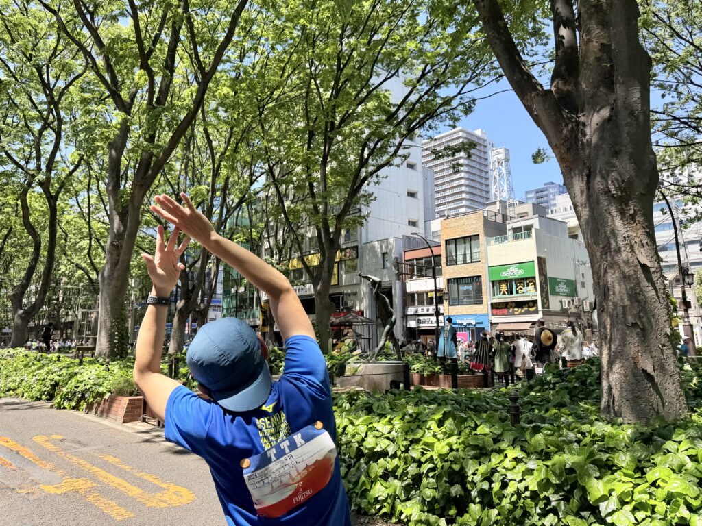 仙台国際ハーフマラソン 定禅寺通り 「夏の思い出」エミリオ・グレコのポーズ