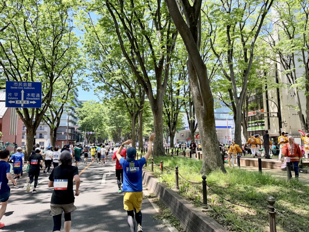 仙台国際ハーフマラソン 仙台すずめ踊りを踊る