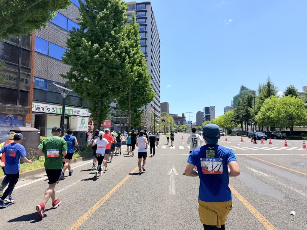 仙台国際ハーフマラソン 給水エイド後の様子