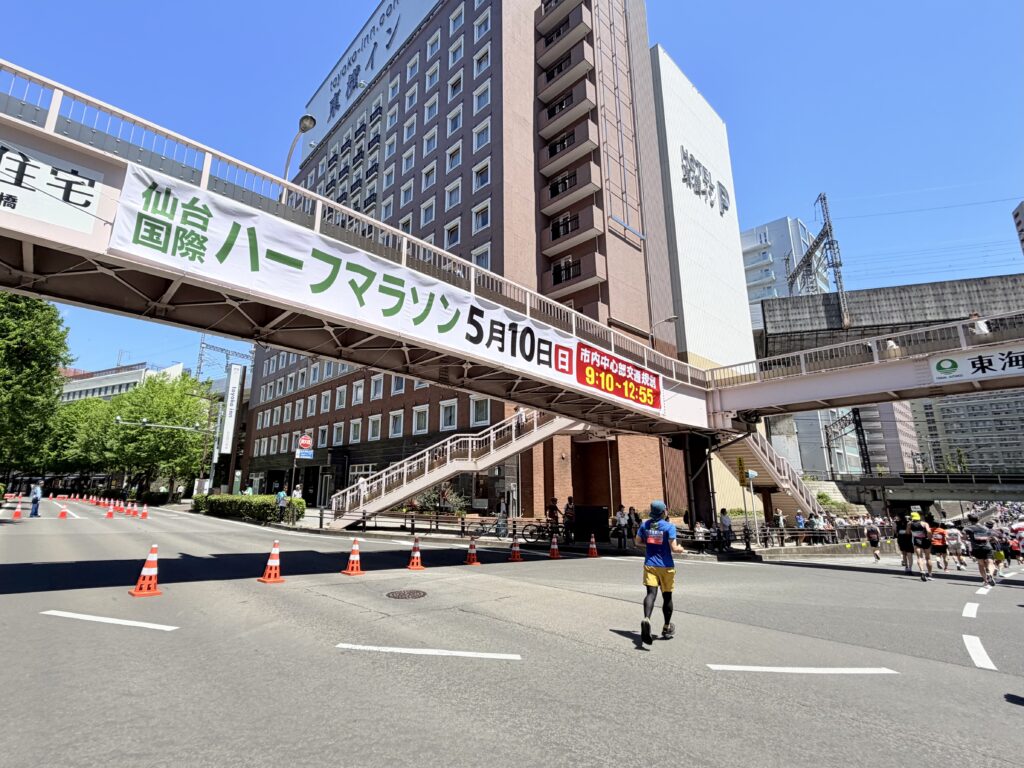 仙台国際ハーフマラソン 五橋一丁目交差点を右折 新北目町ガードへ
