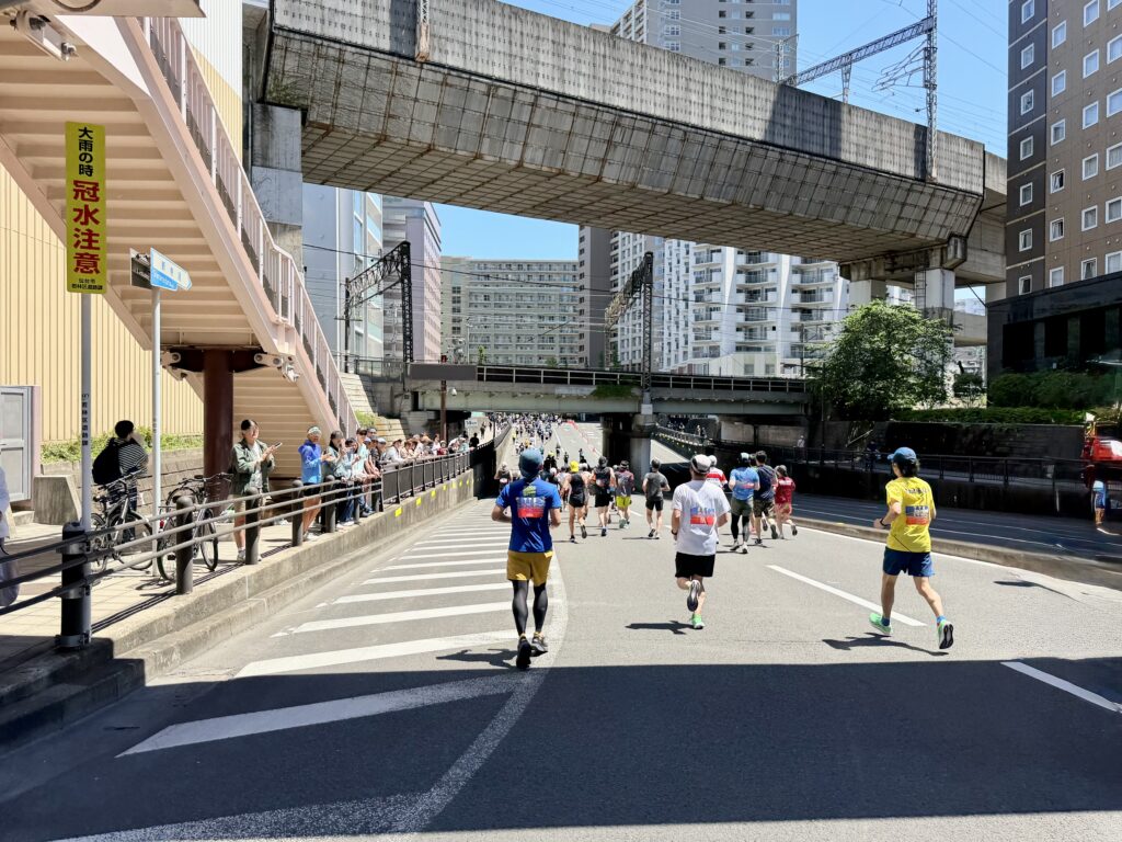 仙台国際ハーフマラソン 五橋一丁目交差点を右折 新北目町ガードへ