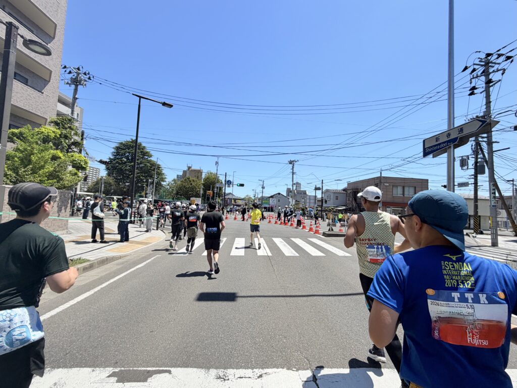 仙台国際ハーフマラソン 総合運動場入口交差点を左折
