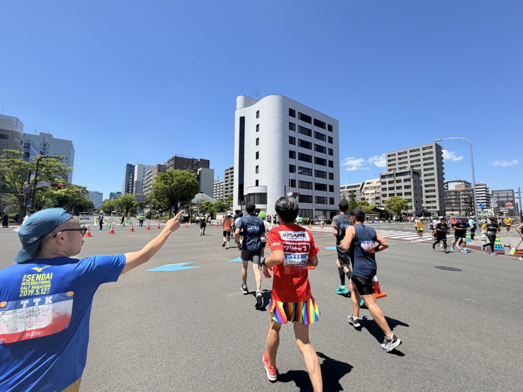 仙台国際ハーフマラソン 榴岡4丁目交差点を右折
