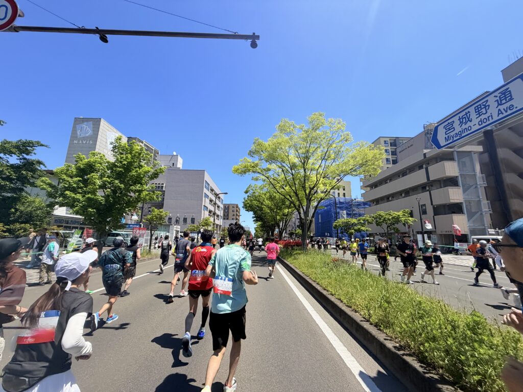 仙台国際ハーフマラソン 宮城野通に戻ってきた