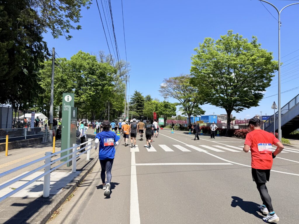 仙台国際ハーフマラソン 楽天モバイル最強パーク裏を通過