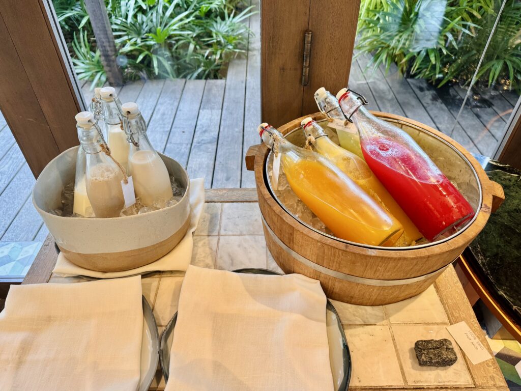 ケープファーンホテル 朝食ビュッフェ フルーツジュースと牛乳