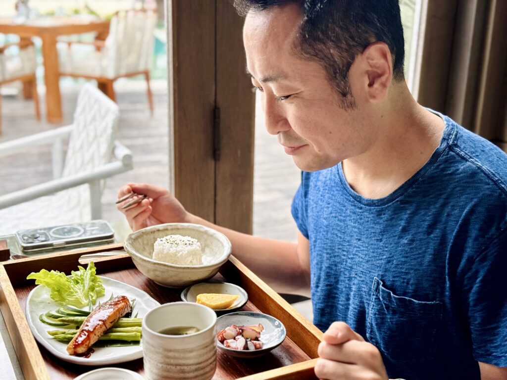 ケープファーンホテル 朝食 日本料理メニューを食べる様子
