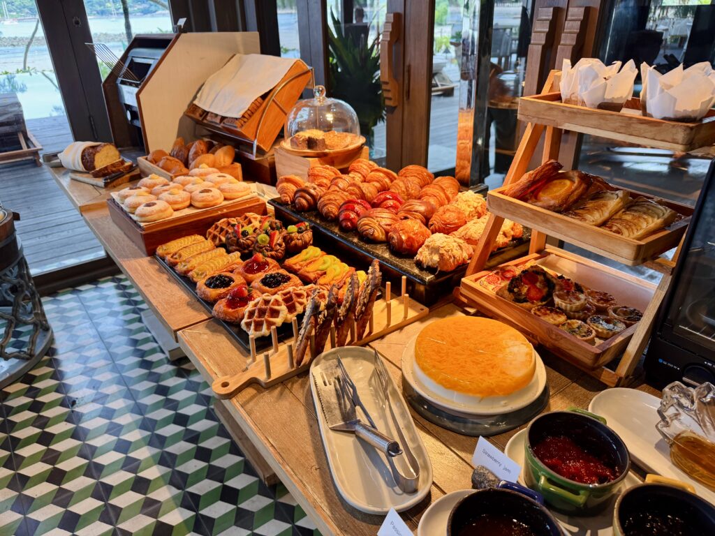 ケープファーンホテル 朝食会場 パンコーナー