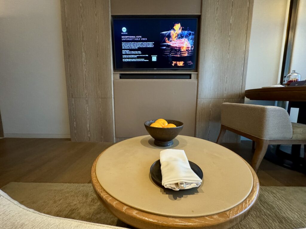 ウォルドーフアストリアバンコク ソファから見るTV