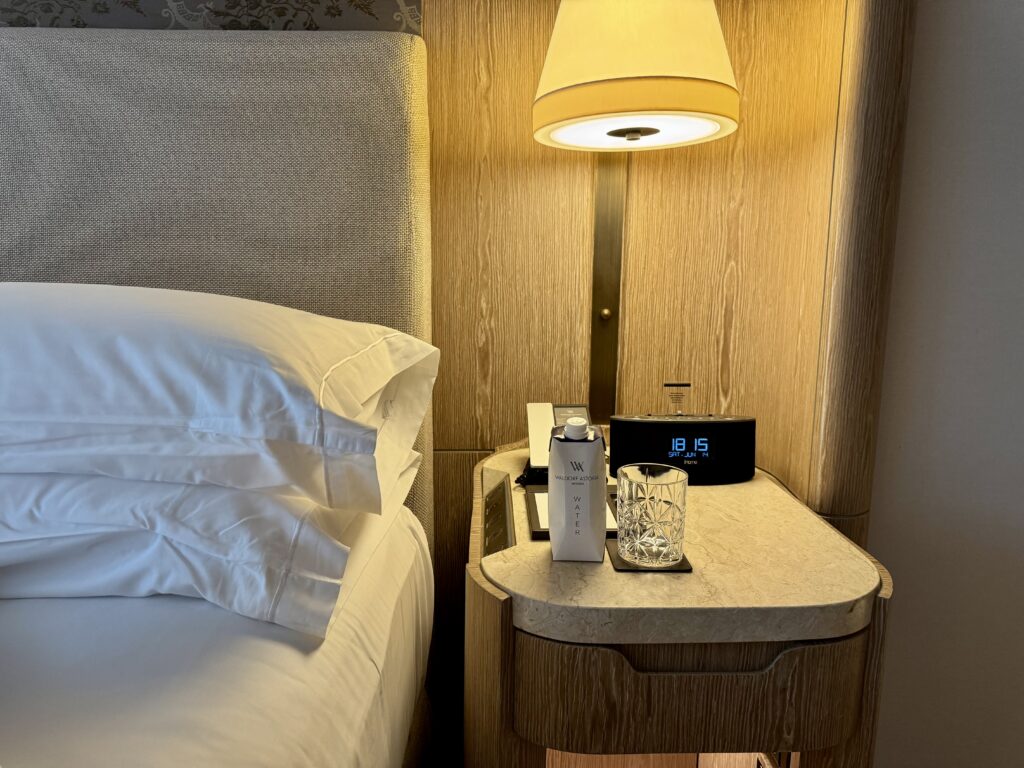 ウォルドーフアストリアバンコク ベッドサイド