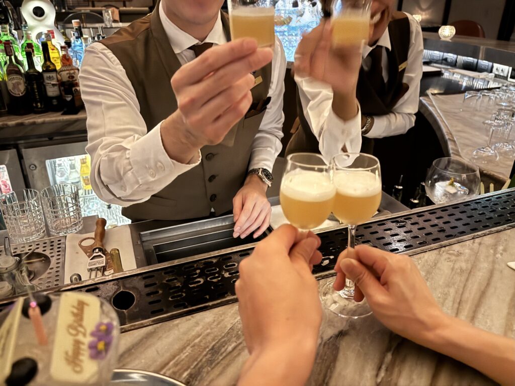 ウォルドーフアストリアバンコク シグネチャーバー サプライズで乾杯