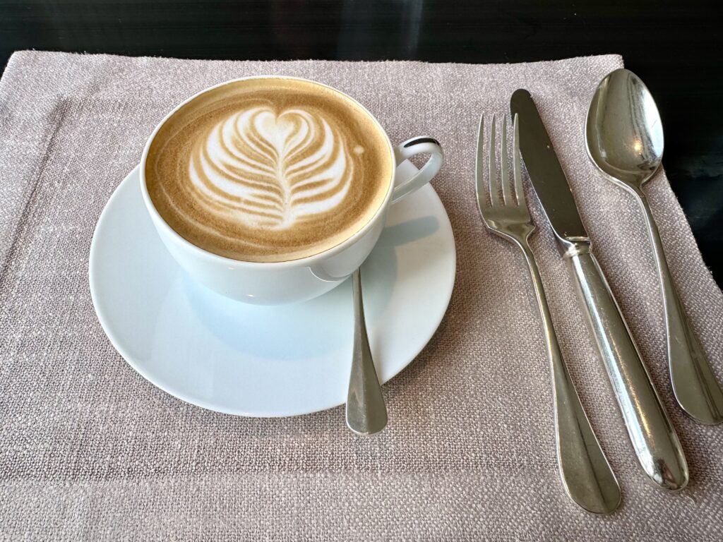 ウォルドーフアストリアバンコク 朝食 カフェラテ