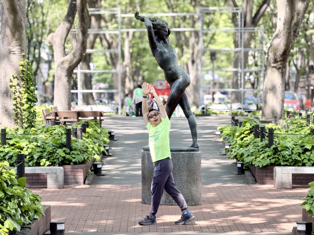 定禅寺通り 「夏の思い出」エミリオ・グレコのポーズ