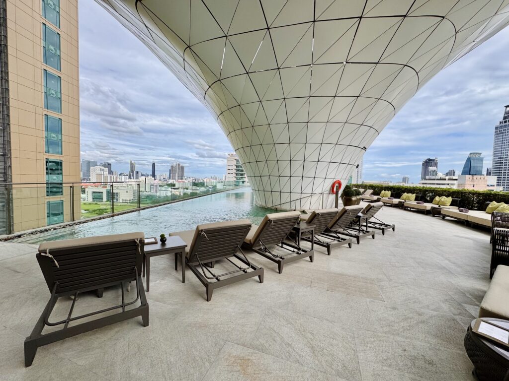 ウォルドーフアストリアバンコク プールエリアの様子