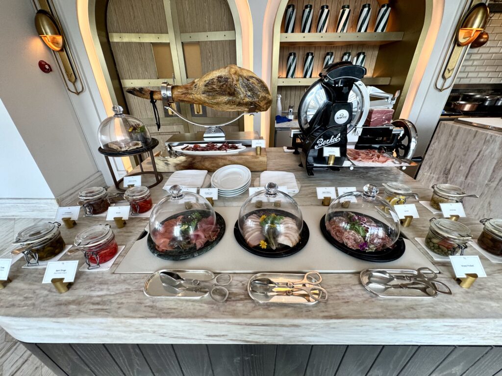ウォルドーフアストリアバンコク 朝食 加工肉コーナー