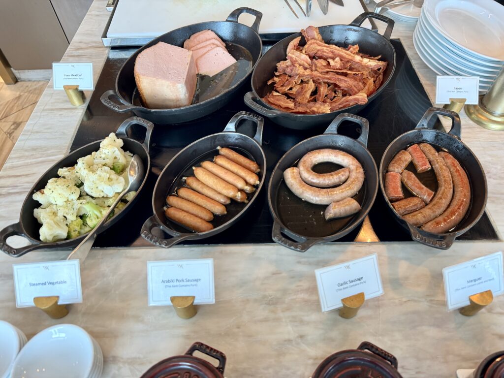 ウォルドーフアストリアバンコク 朝食 ソーセージとベーコン