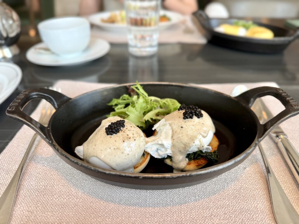ウォルドーフアストリアバンコク 朝食 エッグベネディクト