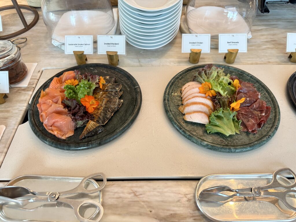 ウォルドーフアストリアバンコク 朝食 スモークサーモンや生ハム
