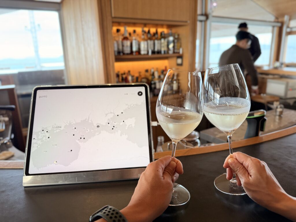 ガンツウ_カフェ&バーカウンター_白ワインで乾杯