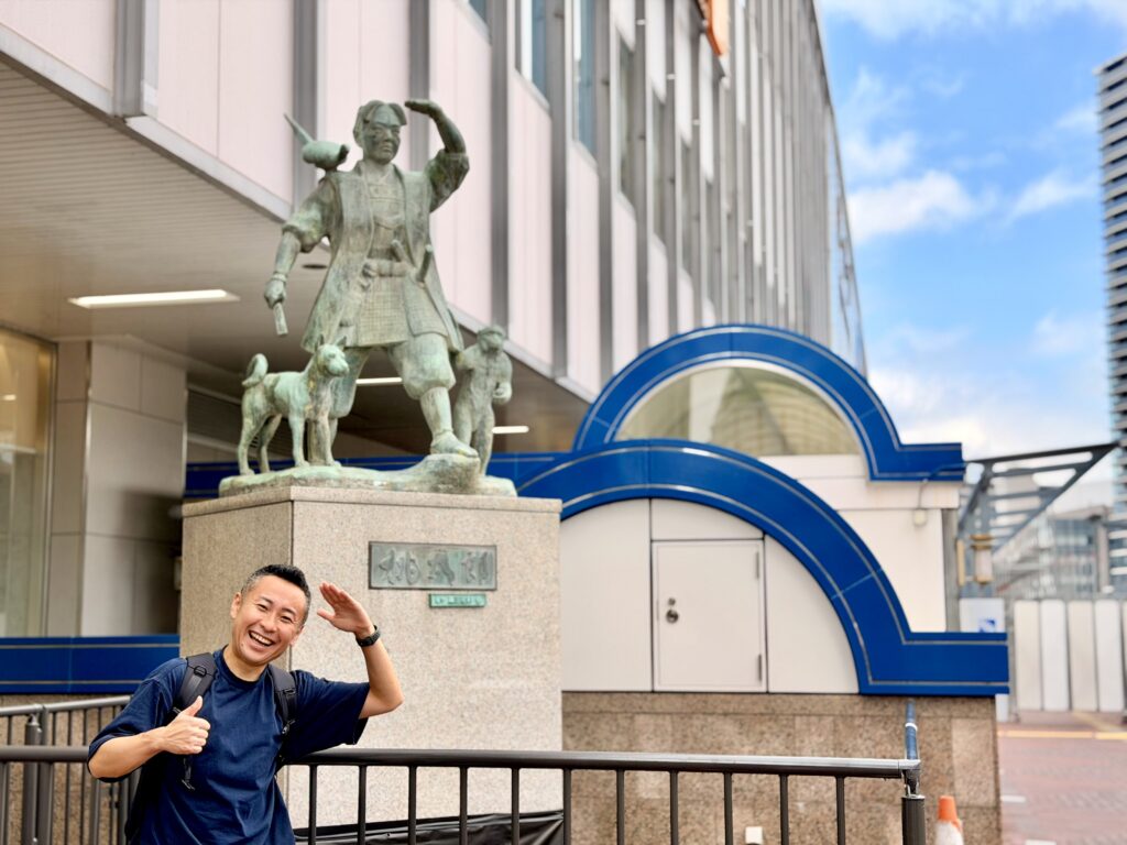 岡山駅 桃太郎像と記念撮影