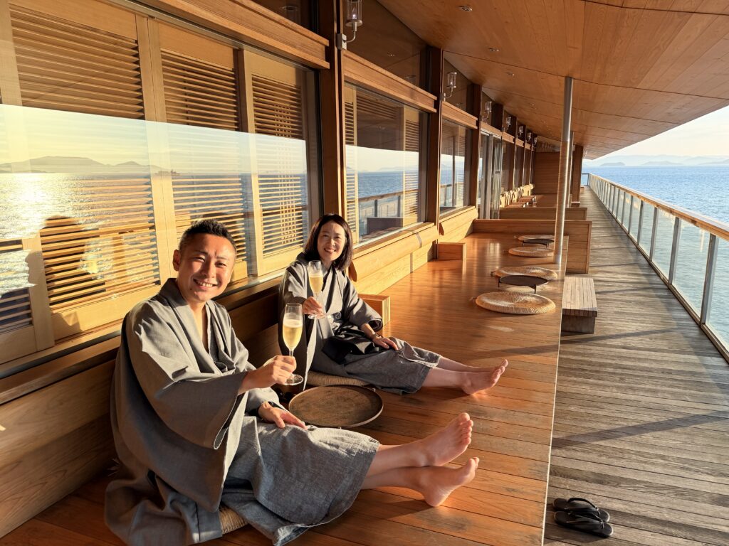 ガンツウ_縁側_シャンパンと夕陽で乾杯