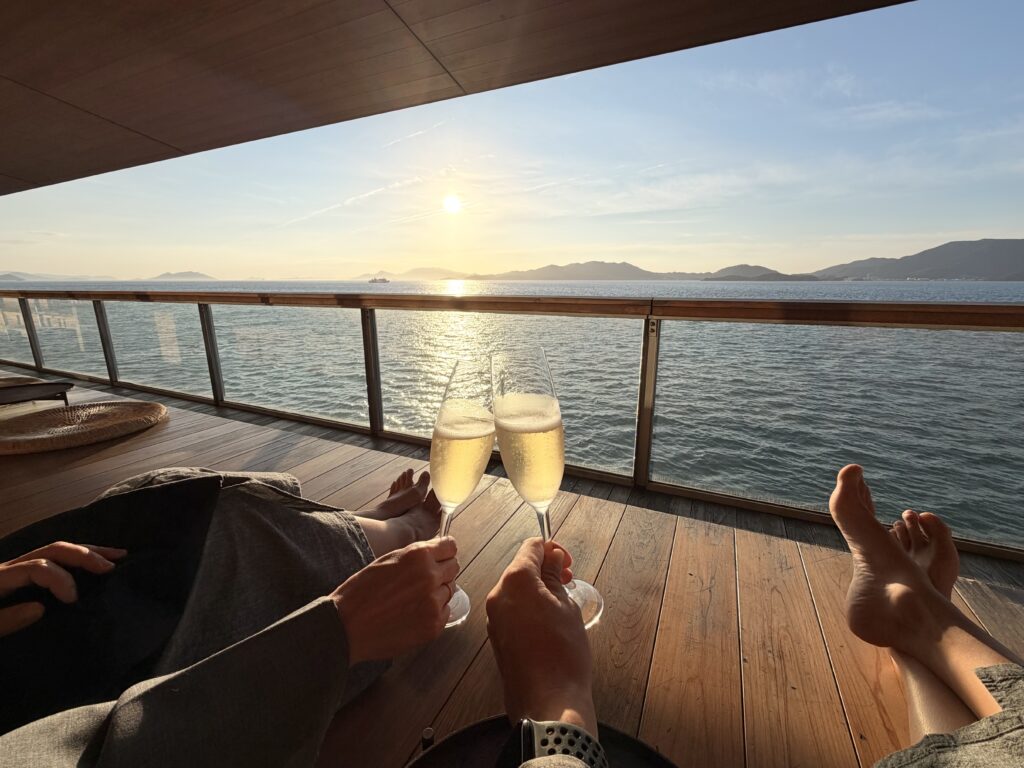 ガンツウ_縁側_瀬戸内海の夕陽とシャンパンで乾杯