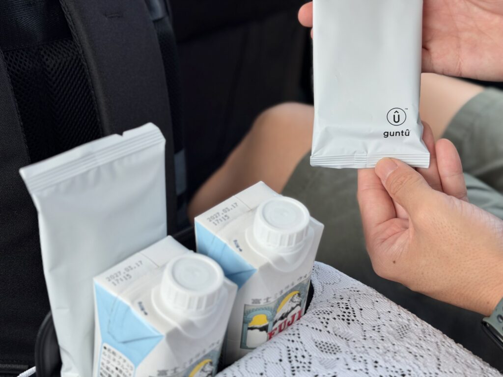 ガンツウ(guntû)送迎車のおしぼりとお水