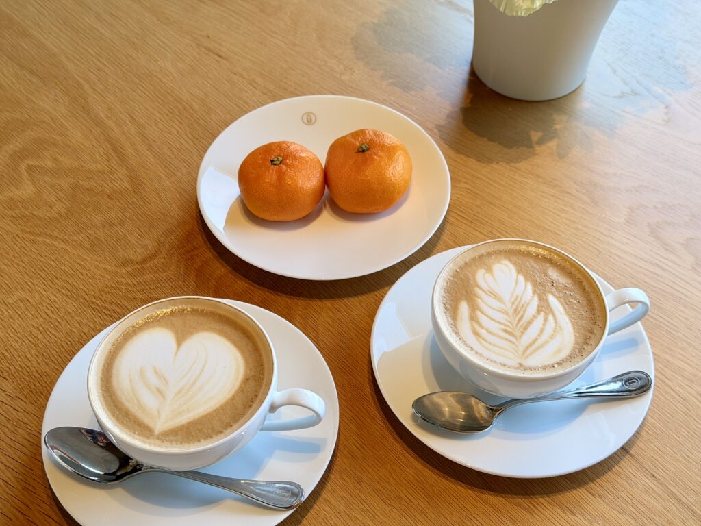 ガンツウ_カフェ&バーカウンター_ラテアートのカフェラテ