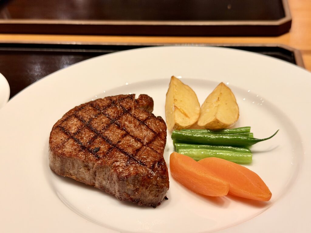 ガンツウ_夕食ダイニング_フィレステーキと焼き野菜
