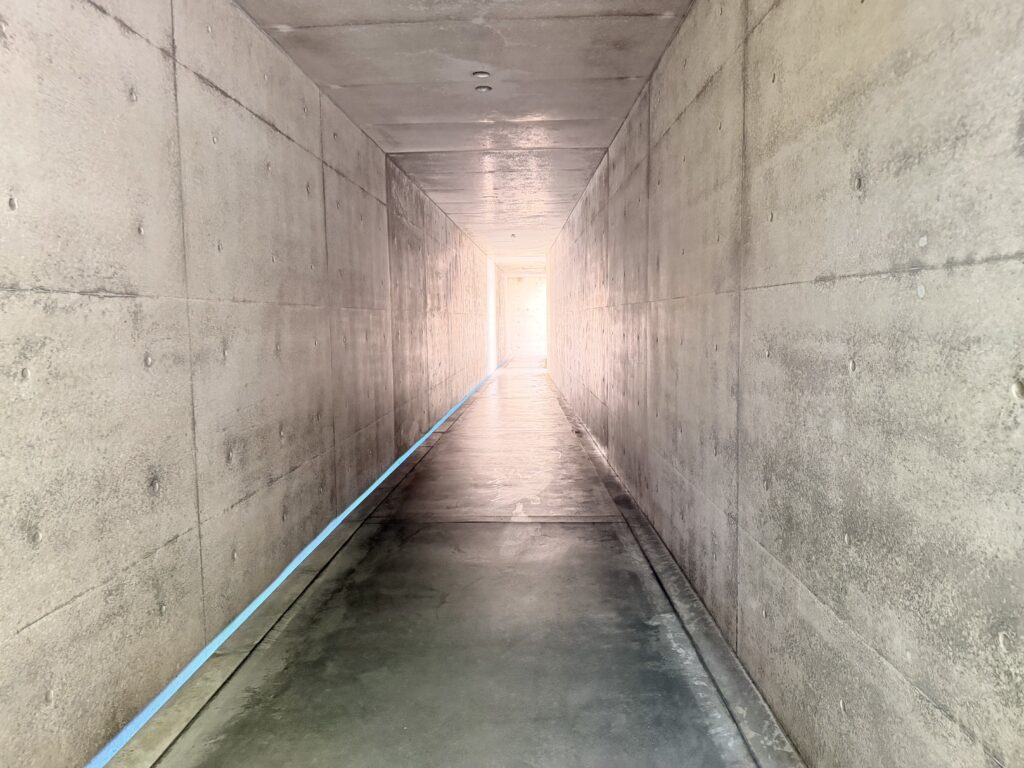 guntû(ガンツウ)_船外体験_直島_地中美術館-通路