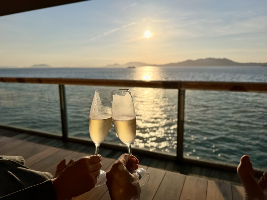 ガンツウ_縁側_瀬戸内海の夕陽とシャンパンで乾杯