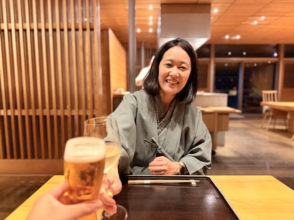 ガンツウ_夕食ダイニング_乾杯