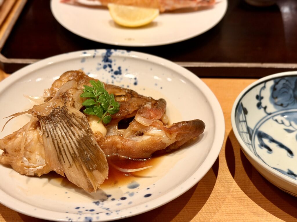ガンツウ_夕食ダイニング_カマの煮付け