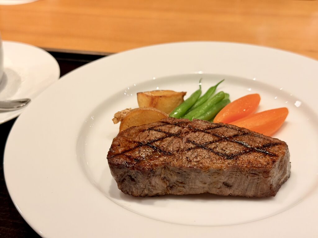 ガンツウ_夕食ダイニング_フィレステーキ