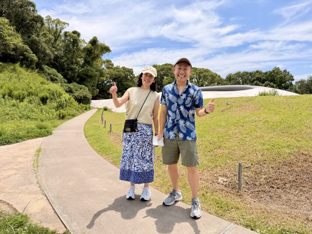 ガンツウ_船外体験_豊島美術館で記念撮影