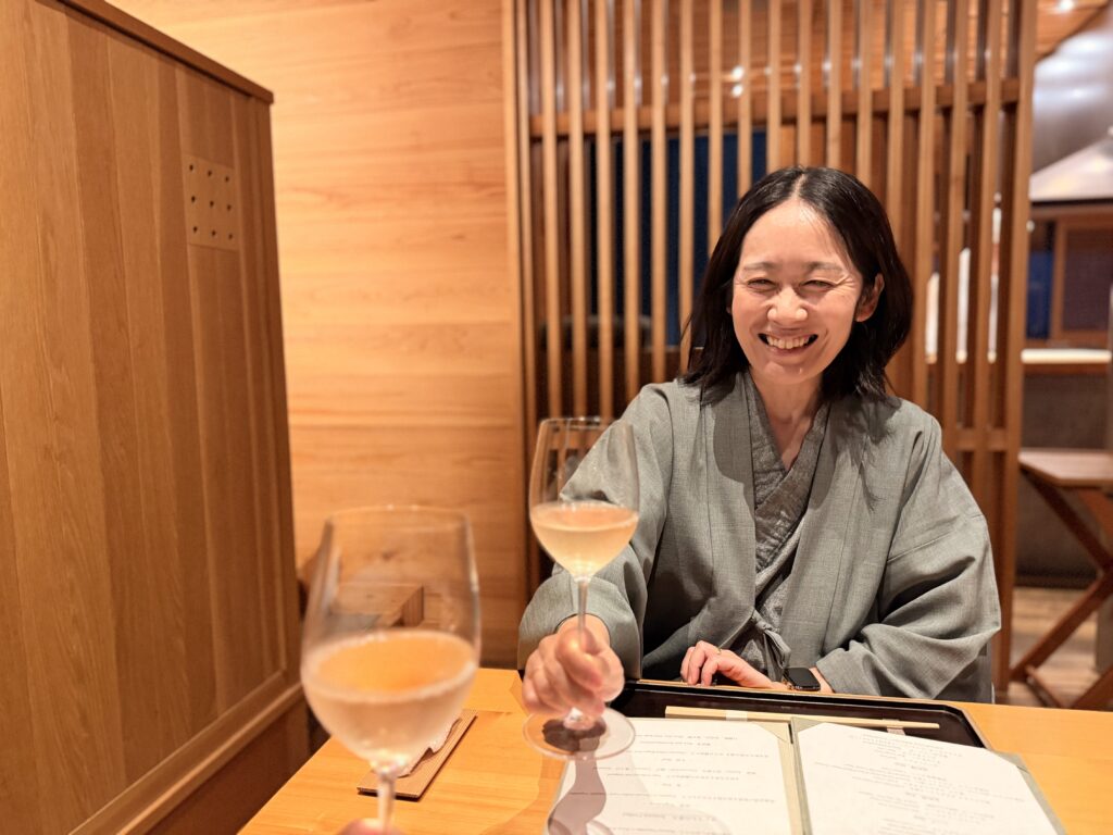 ガンツウ_夕食_白ワインで乾杯