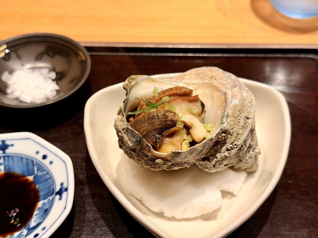 ガンツウ_夕食ダイニング_サザエの壺焼き