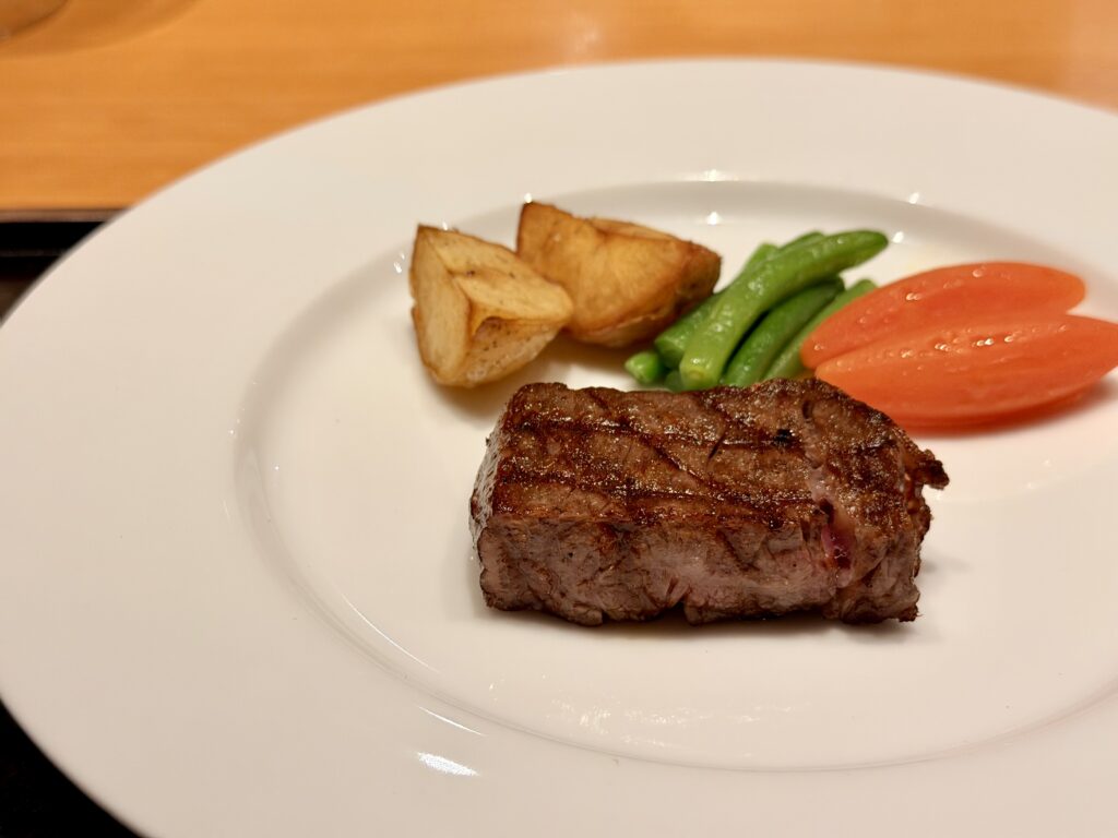ガンツウ_夕食ダイニング_サーロインステーキ