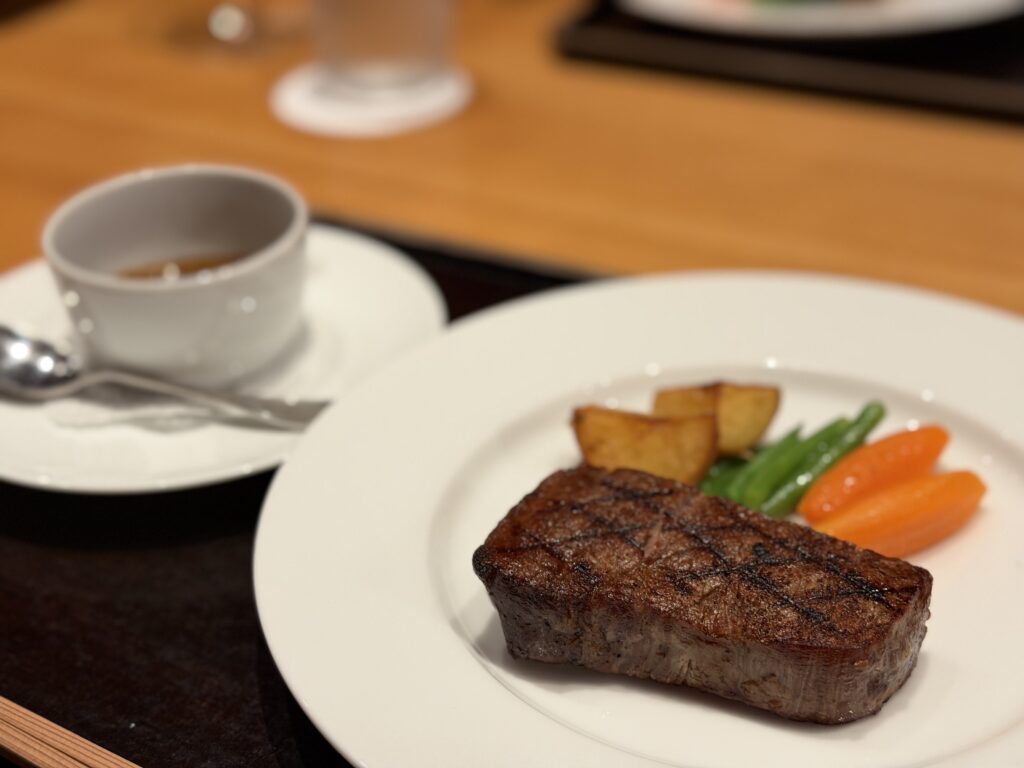 ガンツウ_夕食ダイニング_ステーキ