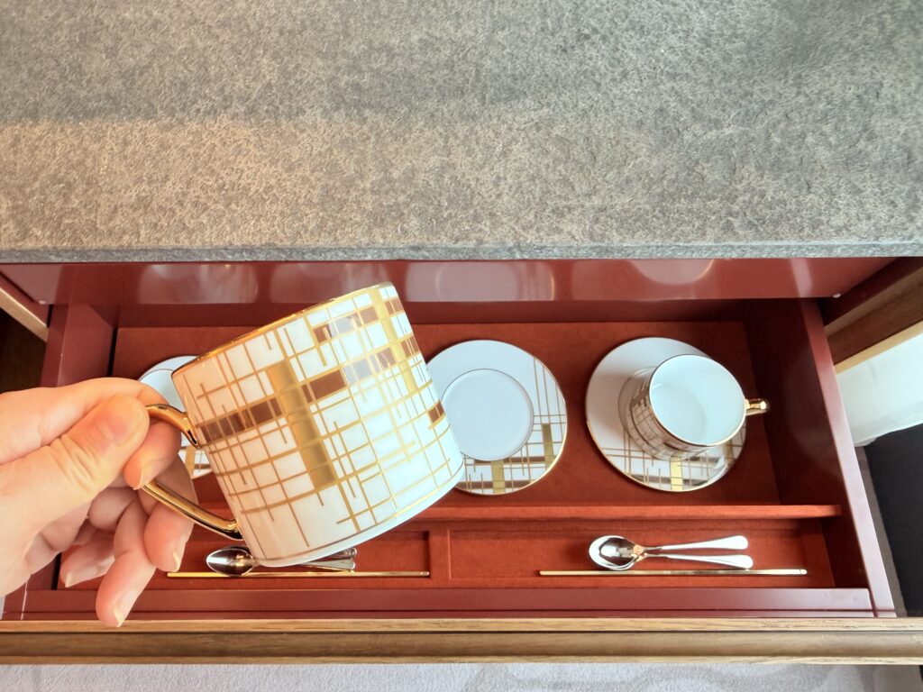 コンラッド名古屋_客室ミニバー_ティーカップ