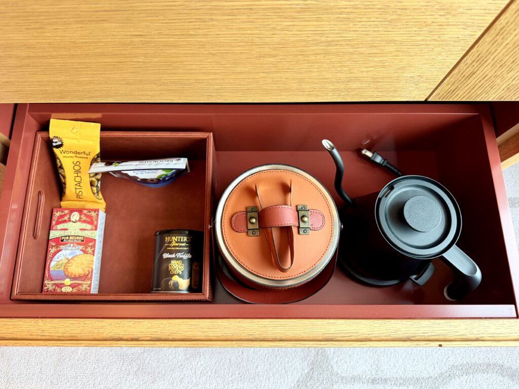 コンラッド名古屋_客室ミニバー_お菓子など