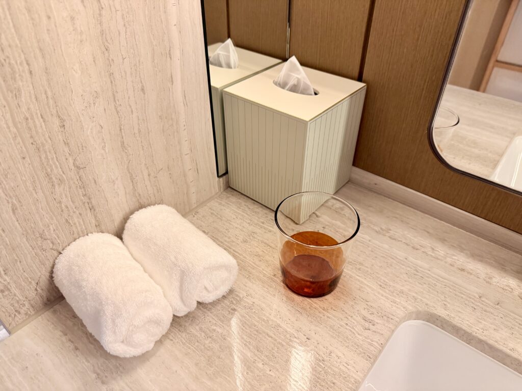 コンラッド名古屋_客室_ウェットエリア_洗面台のグラス