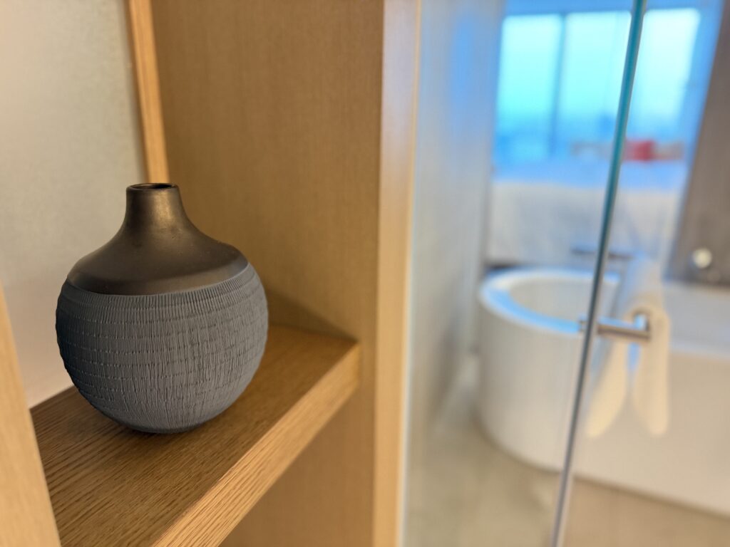 コンラッド名古屋_客室_ウェットエリア_アート作品