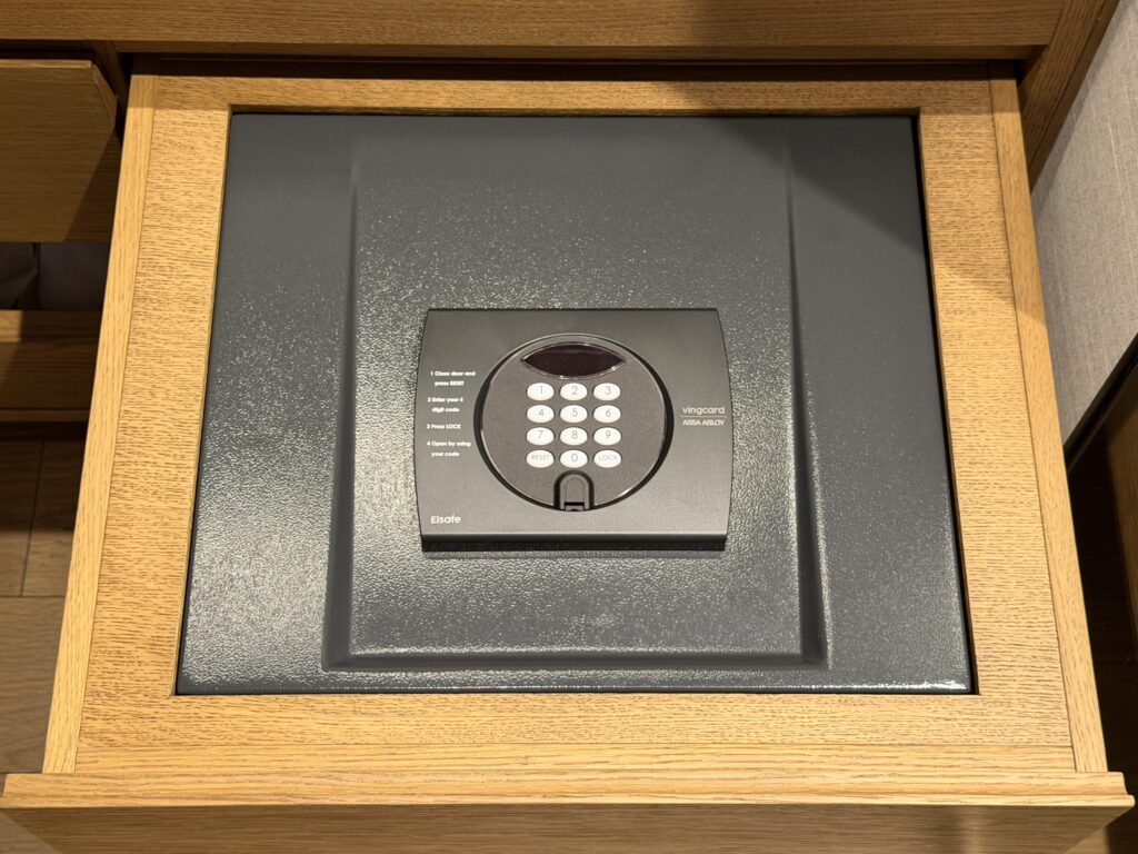 コンラッド名古屋_客室_クローゼット_金庫