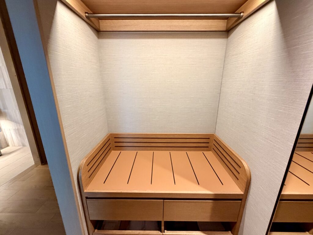 コンラッド名古屋_客室_クローゼット-スーツケース置き場